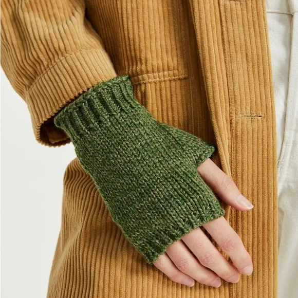 Aran Woollen Mills Gloves Kilmeena Fingerless Mittens - Meadow Green - Picture 3 of 4